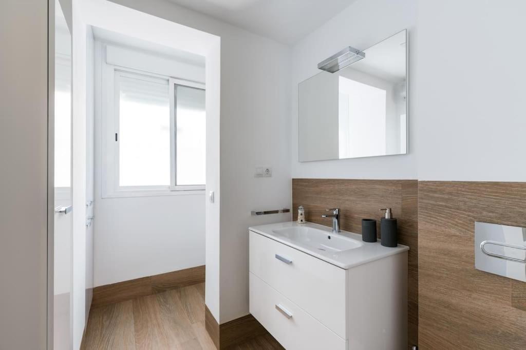 Apartamento Moderno En Triana 2 Dormitorios Y Aire Acondicionado Sevilla Eksteriør billede